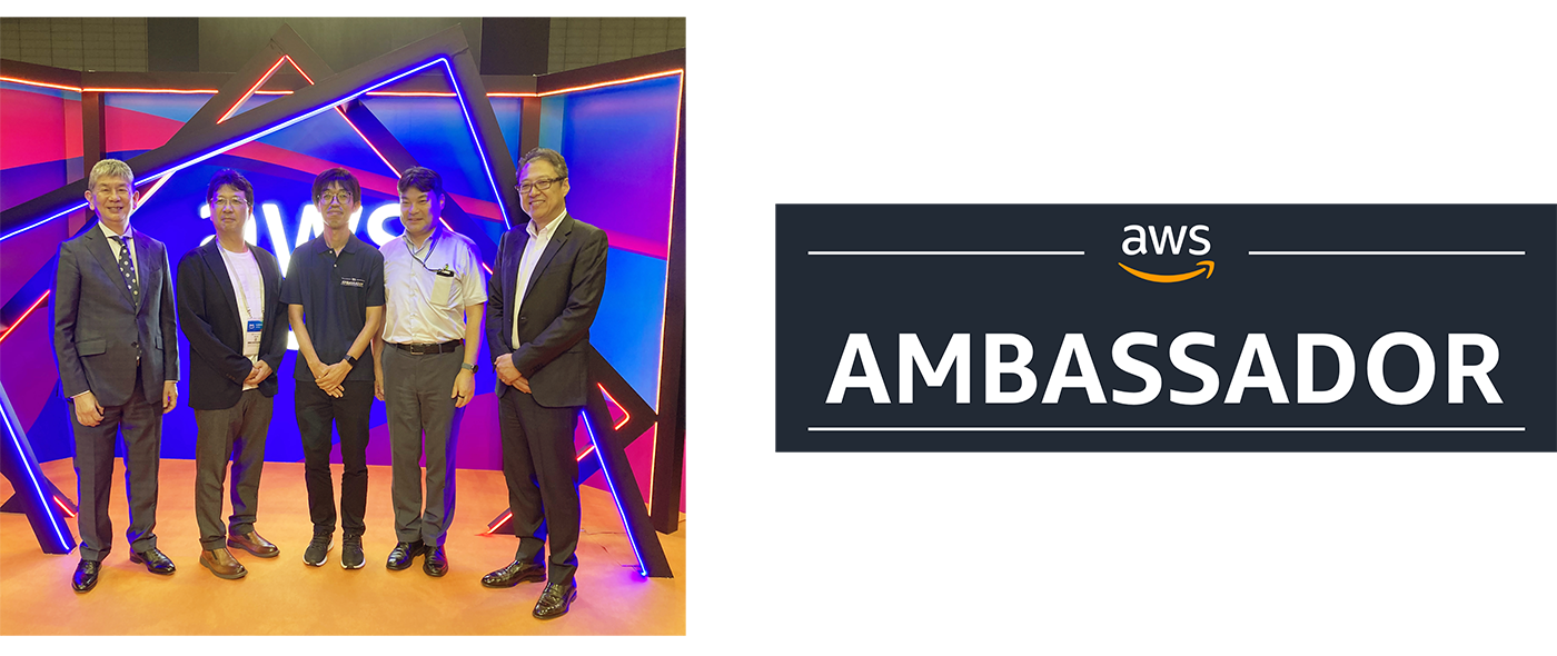 ＜授賞式の様子：中央が日立ソリューションズ　三好 秀徳ITアーキテクト＞