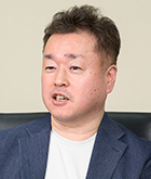 余川 氏