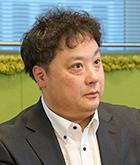 山嵜 氏