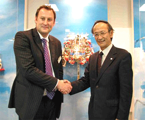 クリアスウィフト社　CEO　リチャード・ターナー氏（左）、日立ソフト　執行役　開発事業部長　露木　陽介（右）