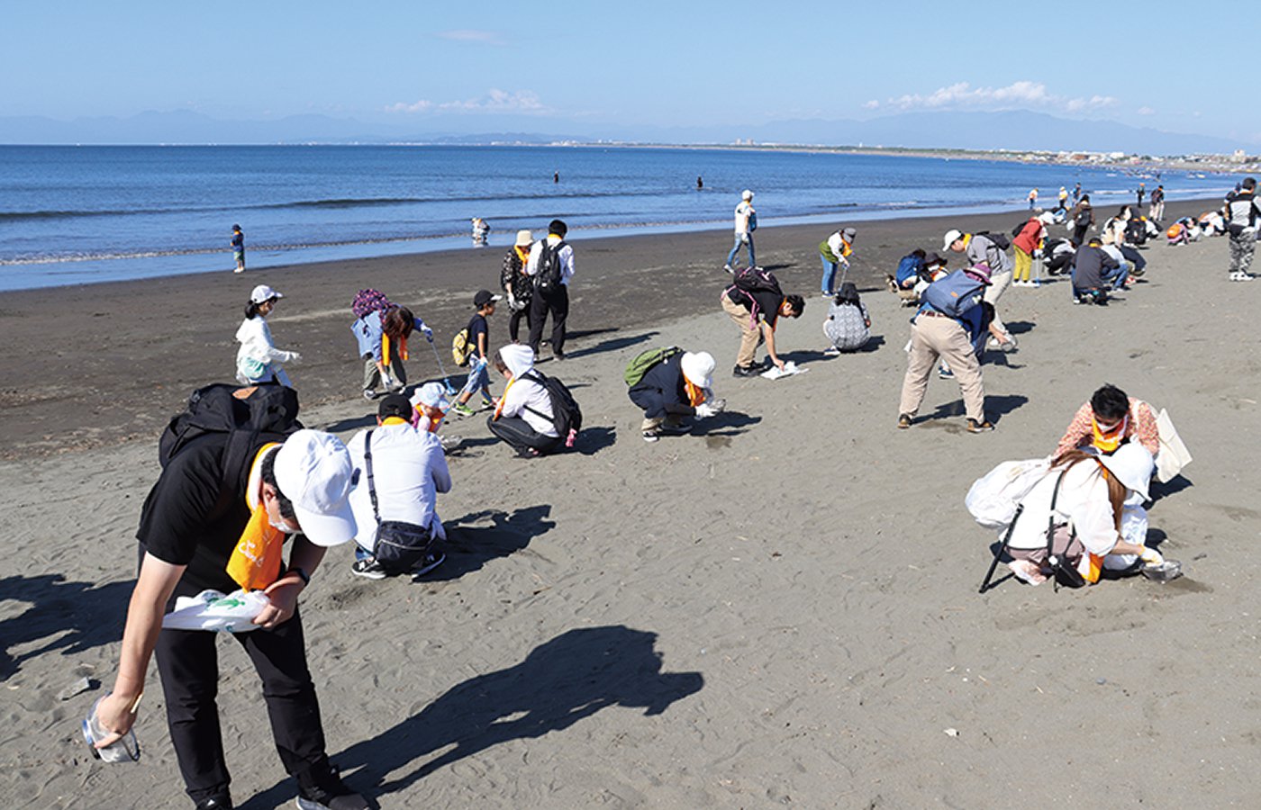 片瀬西浜での海岸清掃活動