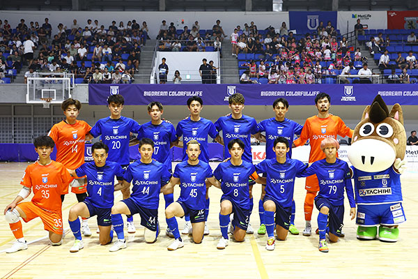 立川アスレティックFCの選手とチームマスコットの集合写真