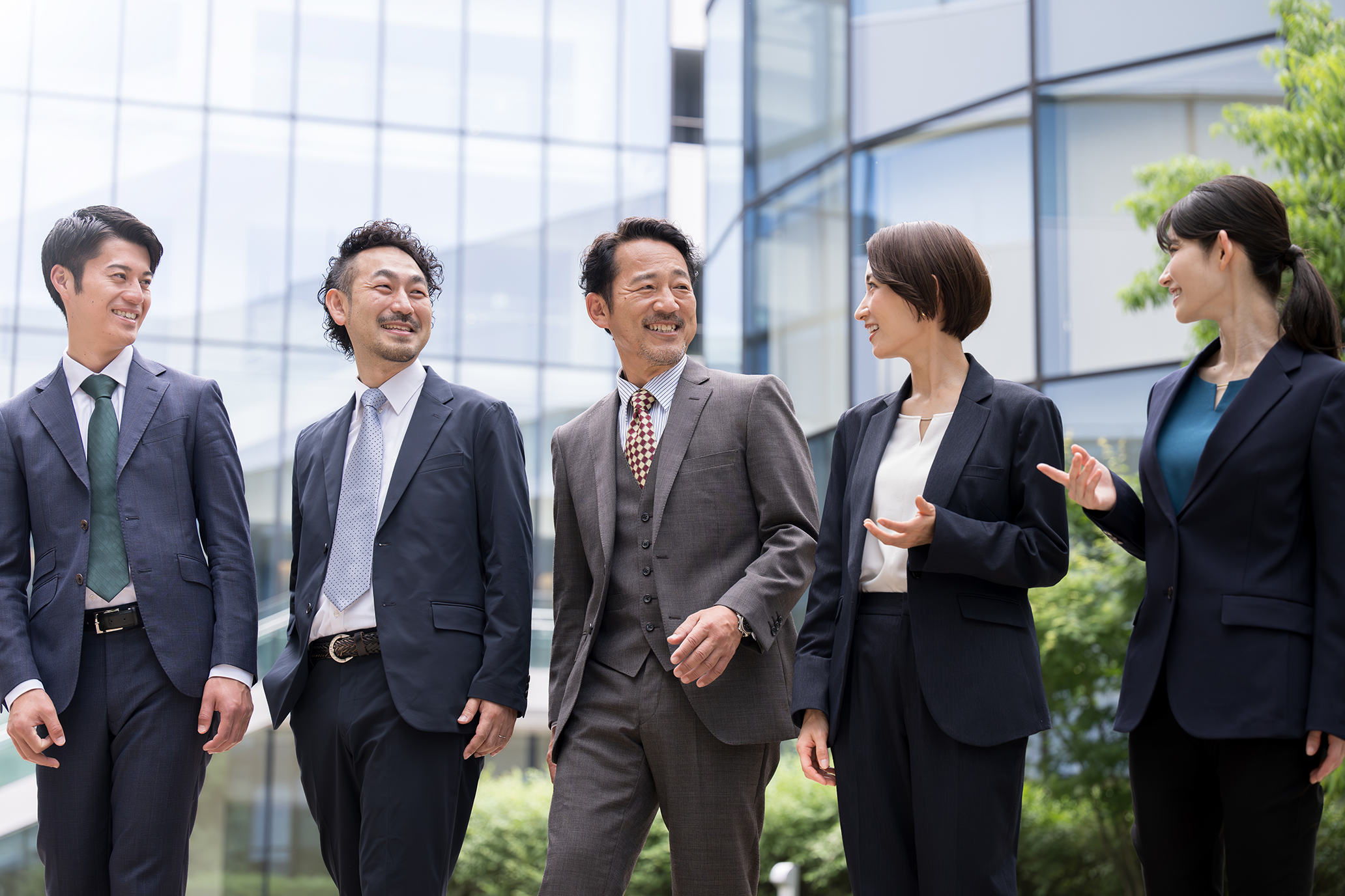 屋外で会話する日立ソリューションズ西日本の従業員