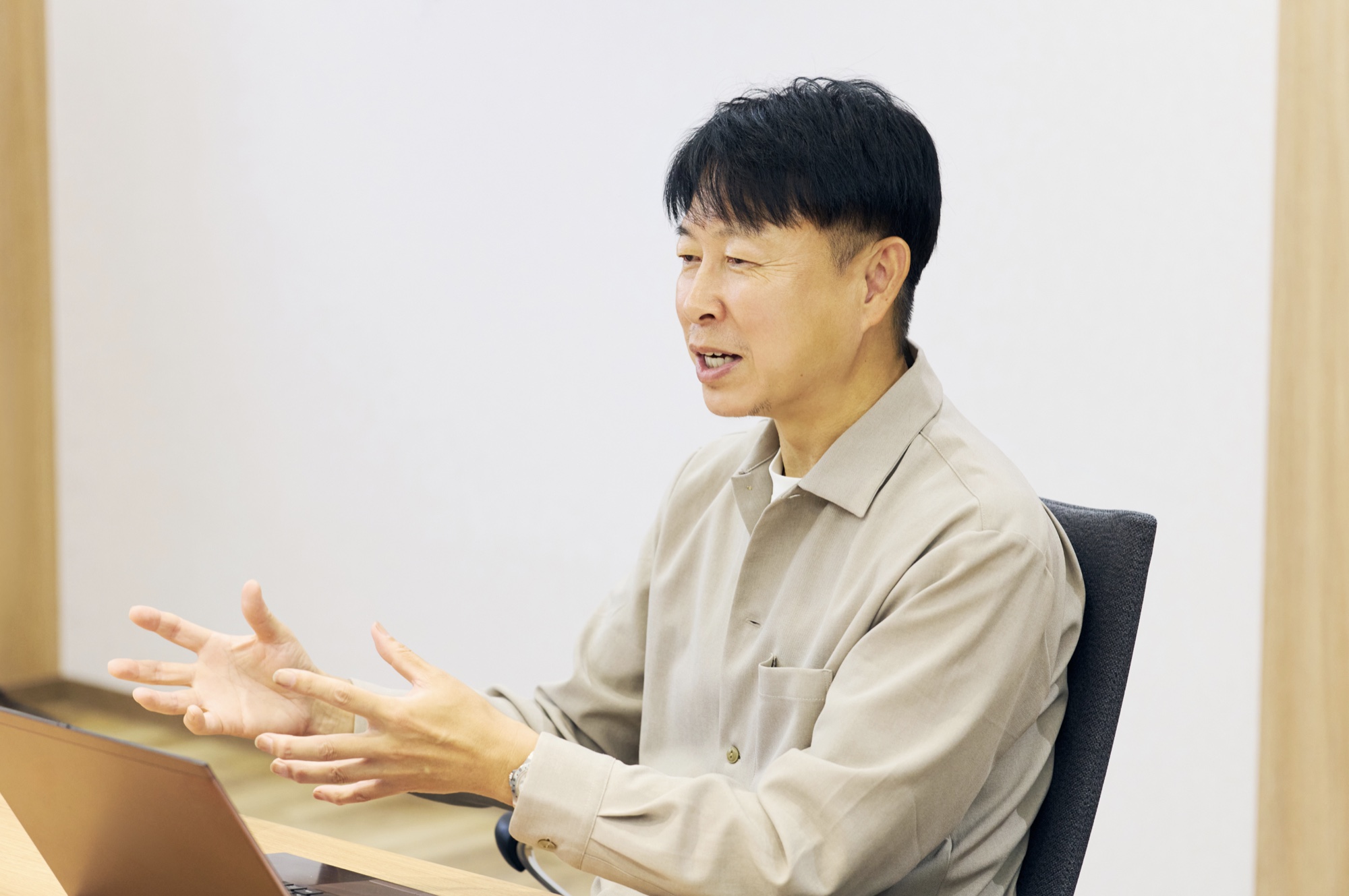 AIセキュリティ対談の会話シーン