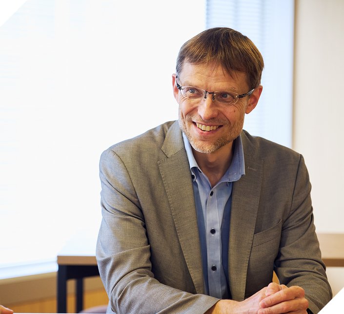 対談で話すピーダーセン