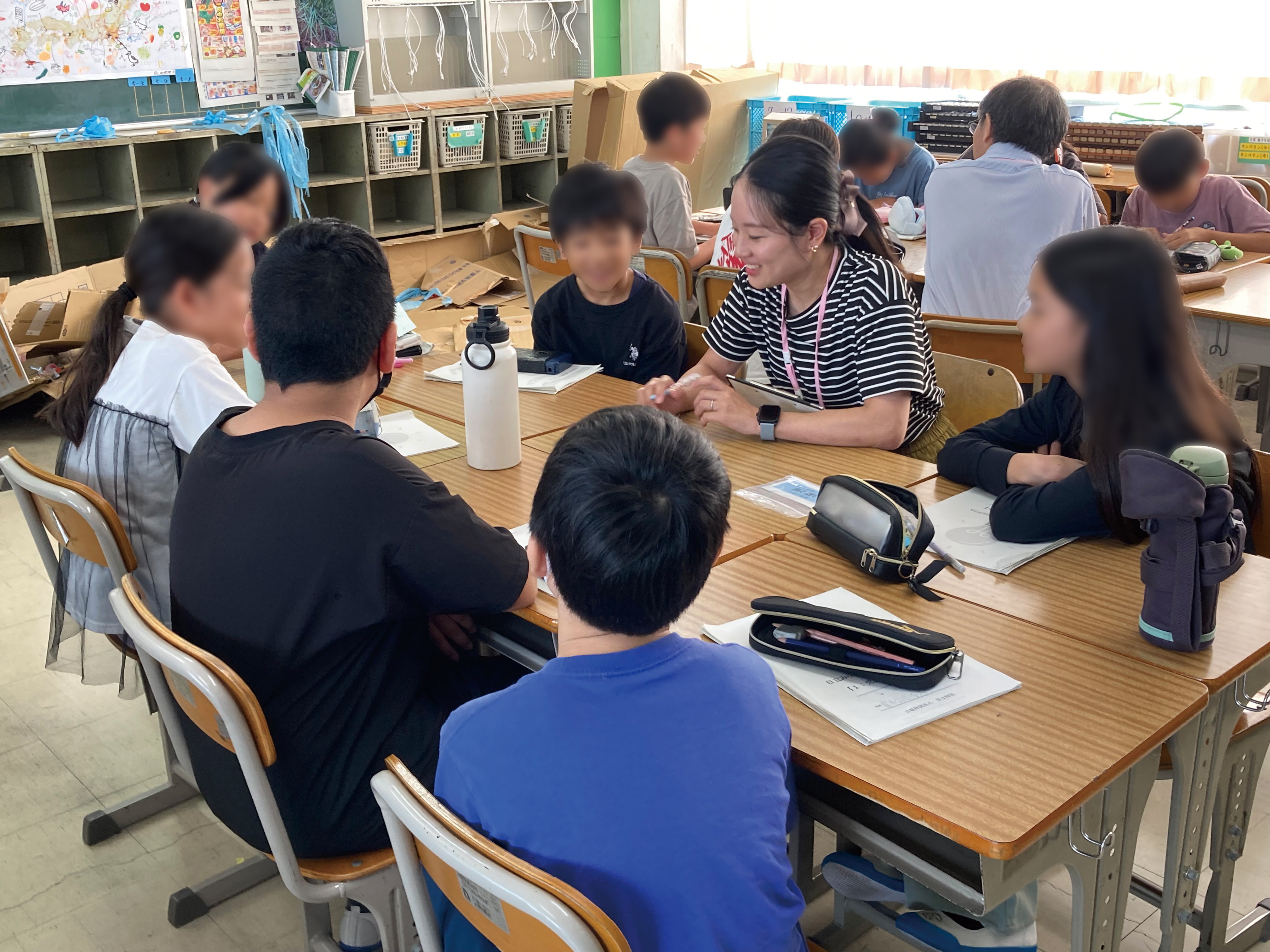 児童の学びを支援する従業員講師