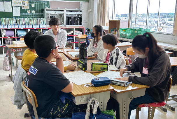 小学校で行われたプログラムの様子