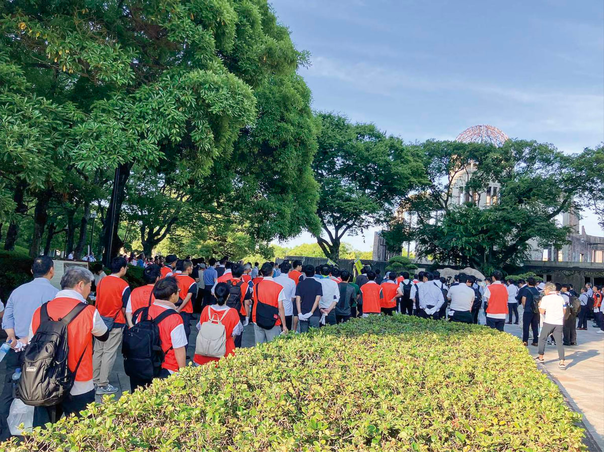 平和記念公園一斉清掃に参加した従業員