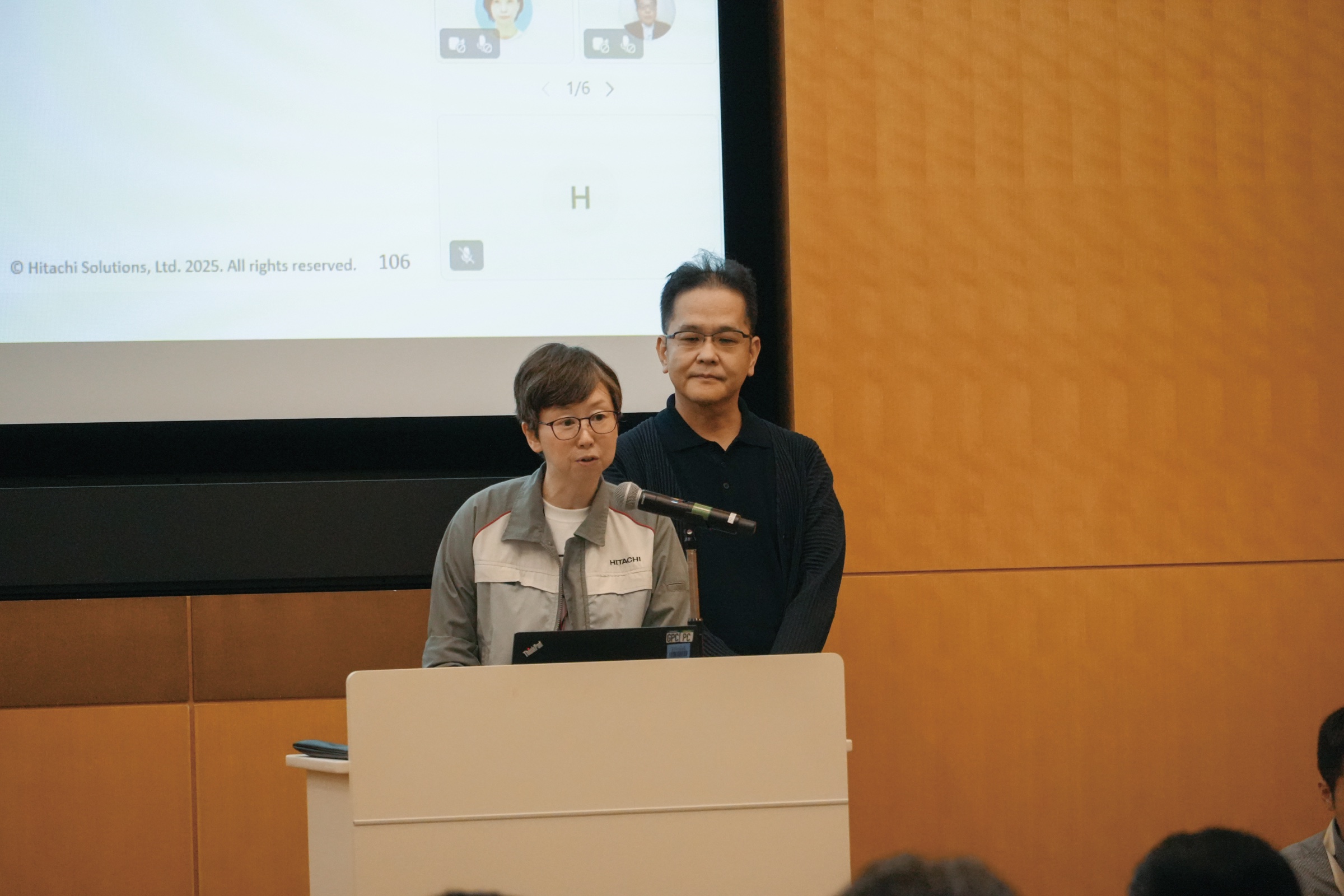 AXチャレンジ100で発表する社員
