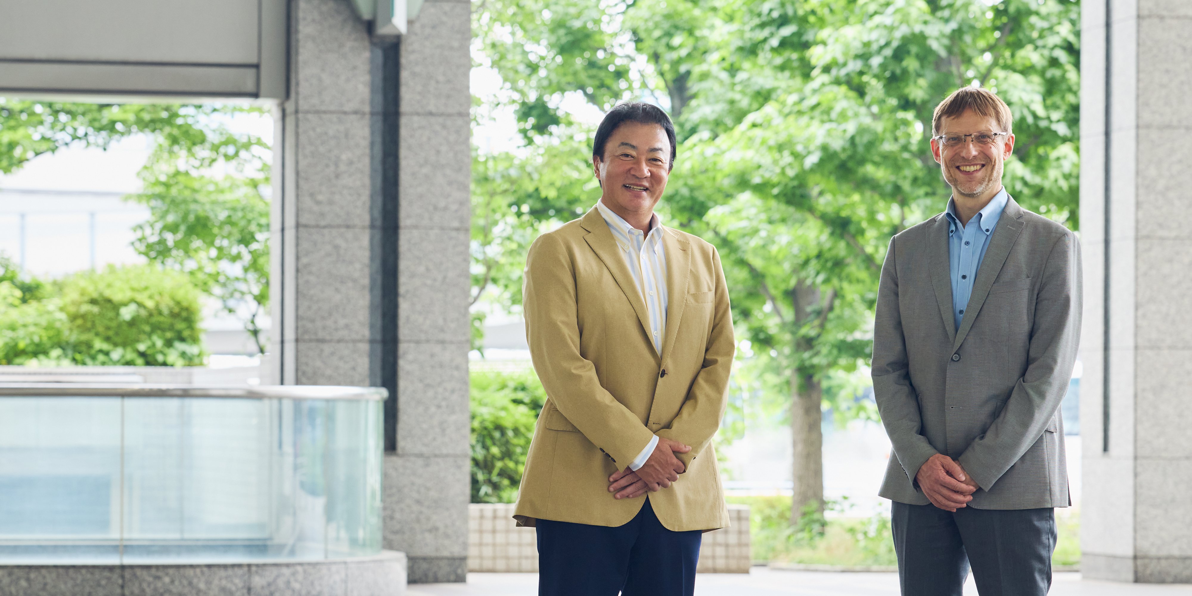 オフィスで話す3人