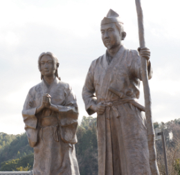 北条政子と源頼朝の銅像（蛭ヶ島の公園内）