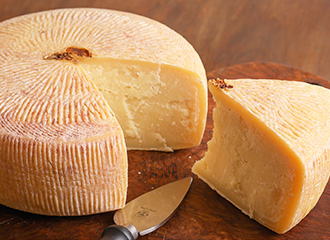 ファットリアビオ北海道の長期熟成チーズ「グラナ・ディ・エゾ」