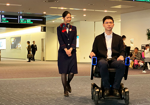 羽田空港での自動運転サービス。搭乗口まで自動運転で連れていってくれ、利用後は無人状態で待機場所まで自走する。