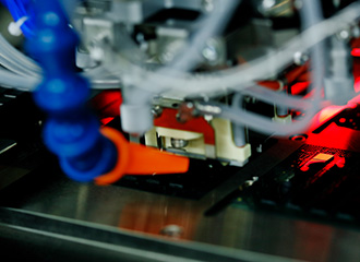 回転寿司店のシャリを握るロボット技術を転用して開発したデスクトップファクトリー。他分野の技術の応用がブレークスルーを生んだ