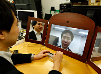 鳴海氏が開発した「扇情的な鏡」。鏡のようなモニターに映った顔の表情が変化することで、本人の気持ちに影響を及ぼす