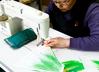 縫製を丹念に行うのも秀光人形工房の鯉のぼりづくりの流儀だ。手縫いとミシン縫いを組み合わせながら強度を出す。「縫製はどこにも負けない」と三代目は話す