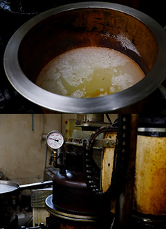 水飴と砂糖を鍋で煮詰めるところから飴づくりは始まる。窯の中の飴がいわゆる「飴色」になっていることが分かる。真空窯を使うことで、高温にせずに煮詰めることができる