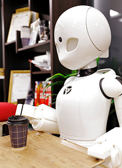 「分身ロボットカフェ」で使われたOriHime-D。体高120cmで移動能力がある