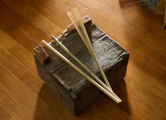 房州うちわの特徴の一つは、柄の部分の丸さ。良い竹を選定できるかが後工程にも響く