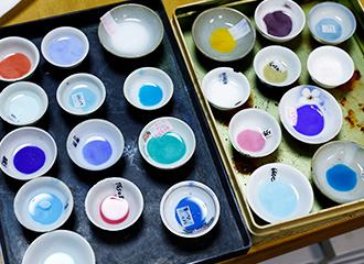 「絵具」とも呼ばれる釉薬。ガラスの原料である珪石が主成分で、種類は200色に及ぶ