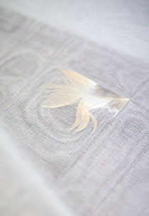 織りの過程において手作業で羽根を織り込んだ「羽オーガンジー」