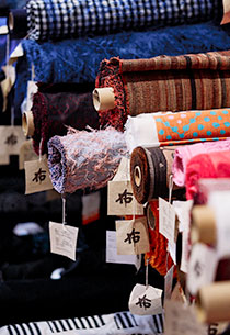 「NUNO」には様々な表情を見せる「布」たちが所狭しと並べられている