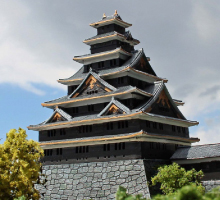 7層の黒塗りの天守閣「黒川城」想像模型